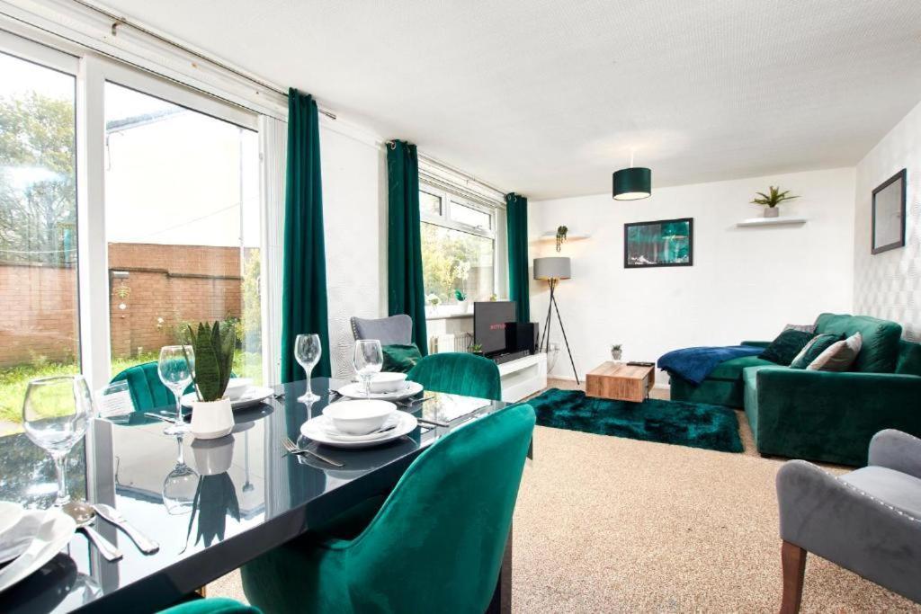 The Emerald House Of Manchester - Garden - Parking Eksteriør billede