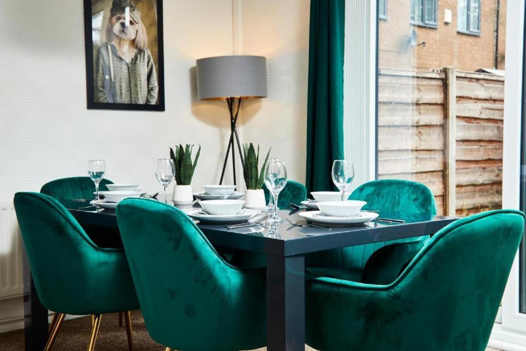 The Emerald House Of Manchester - Garden - Parking Eksteriør billede